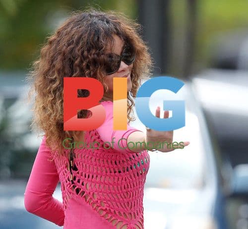 Rihanna strolling in Hawaii