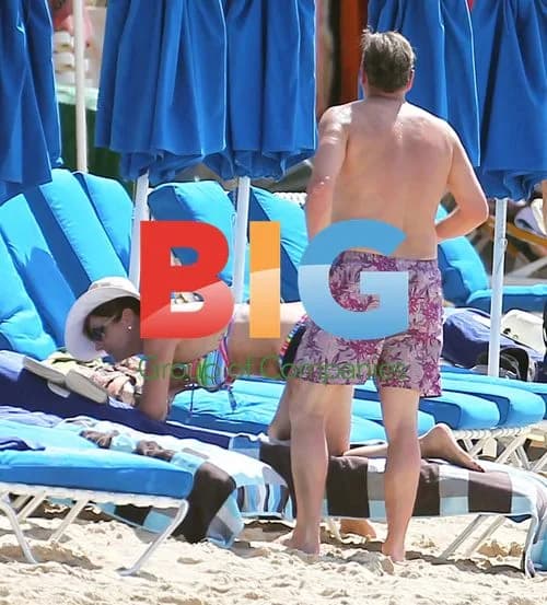 Glenn Hoddle relaxes with wife on Caribbean beach