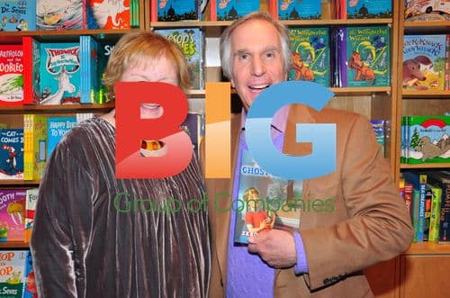 Henry Winkler and Lin Oliver sign 'Ghost Buddy'