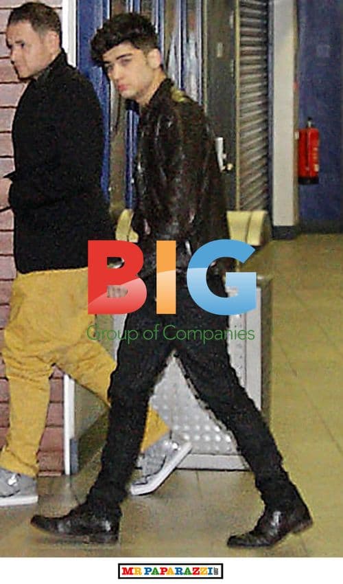 Zayn Malik Enters Nightclub After One Direction Show