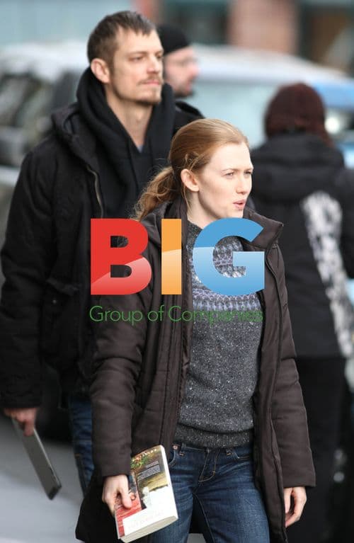 Enos and Kinnaman on set of "The Killing"