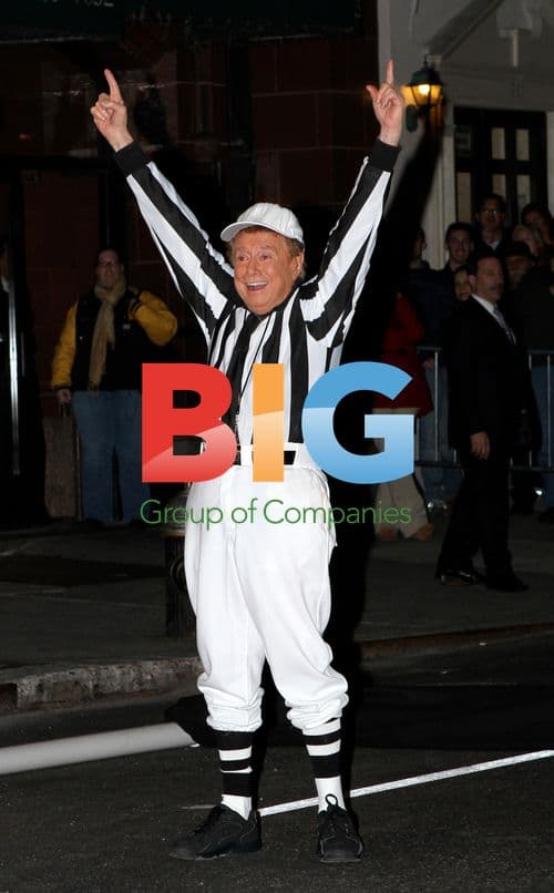 Regis Philbin films football stunt on 'Late Show'