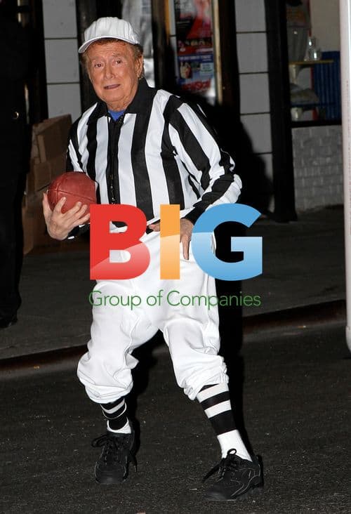 Regis Philbin films football stunt at 'Late Show'