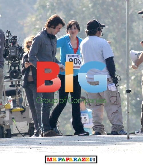 Zooey Deschanel & Hannah Simone on 'New Girl' Set