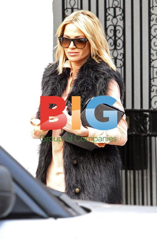 Sarah Harding delivering her car for service
