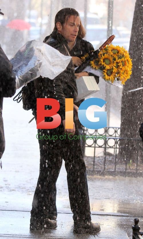 Maggie Gyllenhaal and Ewan McGregor on "The Corrections" set