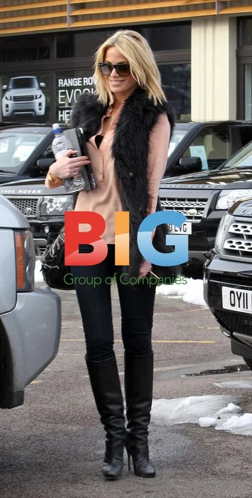 Sarah Harding Delivers Car for Service