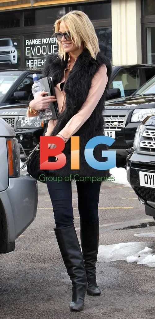 Sarah Harding Drops Off Car for Service