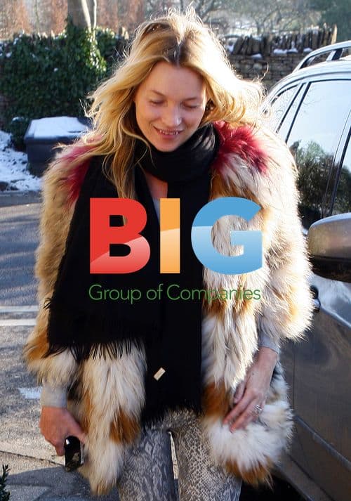 Kate Moss Heads to Country Pub