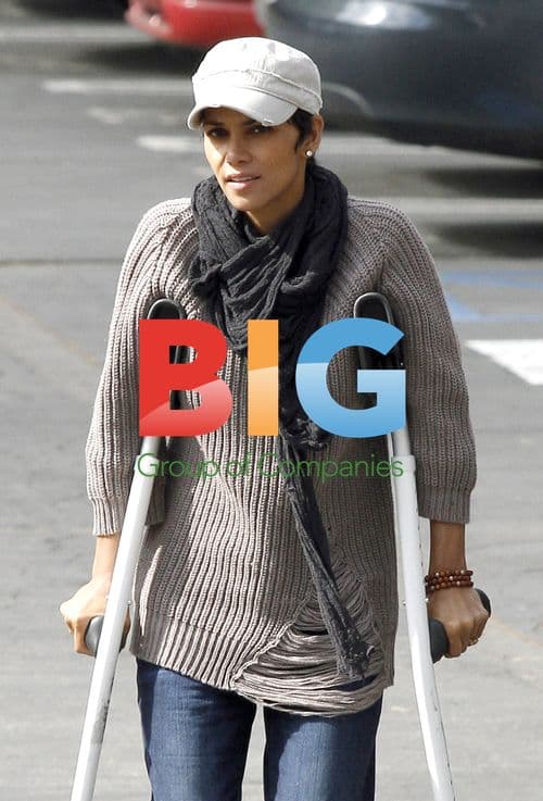 Halle Berry Out with Daughter