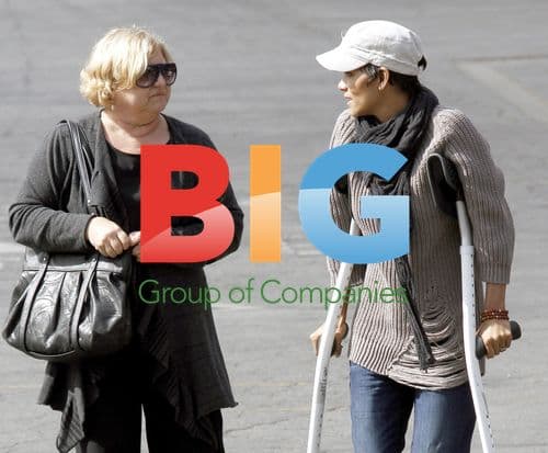 Injured Halle Berry out with friends