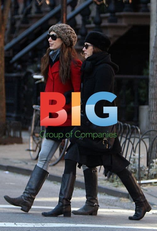 Anne Hathaway strolling with mom in NYC