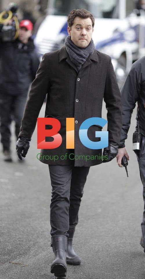 Joshua Jackson and Anna Torv on Fringe Set