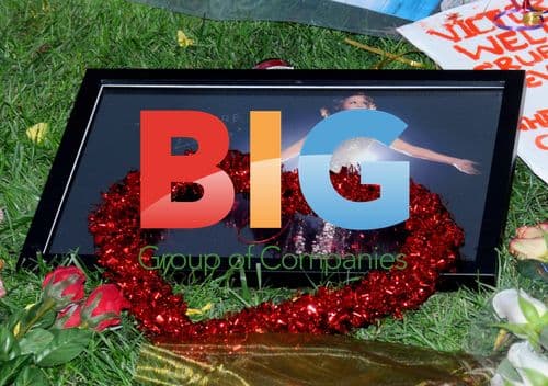 Fans Leave Notes for Whitney Houston