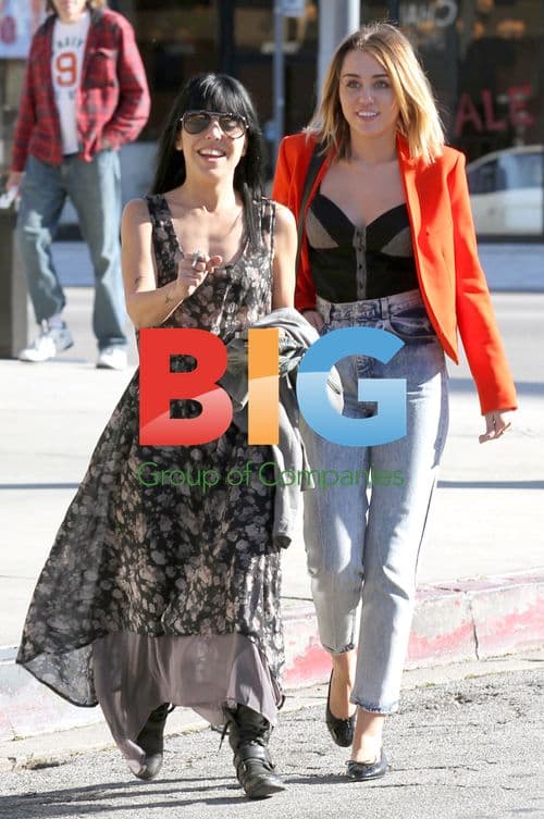 Miley Cyrus Exits California Pizza Kitchen