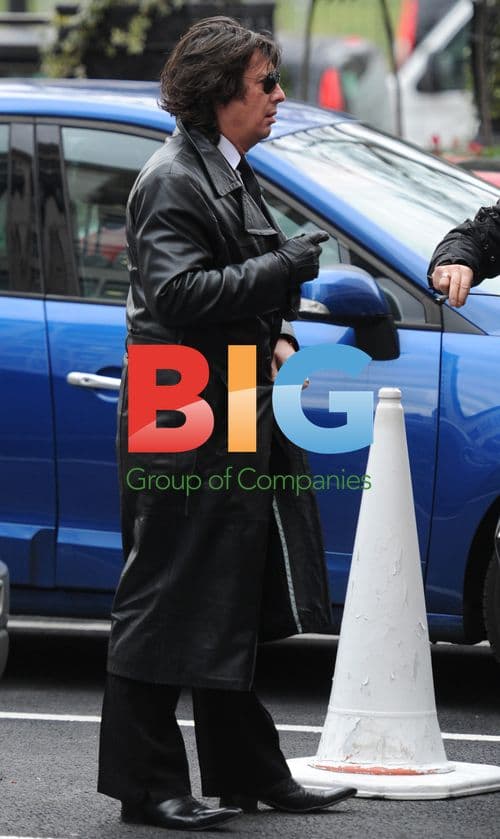 Laurence Llewelyn-Bowen arrives to Simon Cowell's tea party