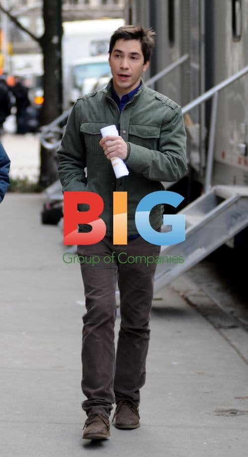 Justin Long on set of 'A Case of You'