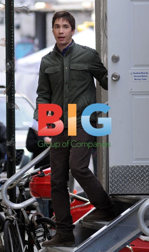 Justin Long on set of 'A Case of You'