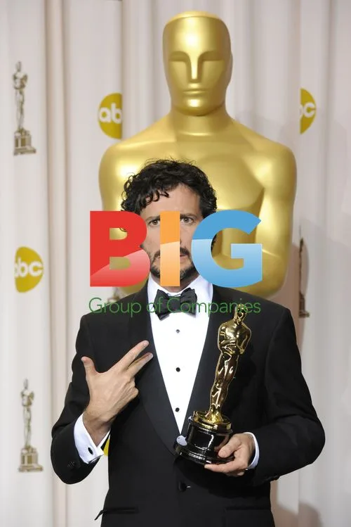 Bret McKenzie Poses with Oscar