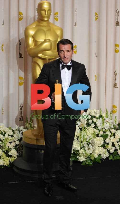 Jean Dujardin Holds Oscar Backstage