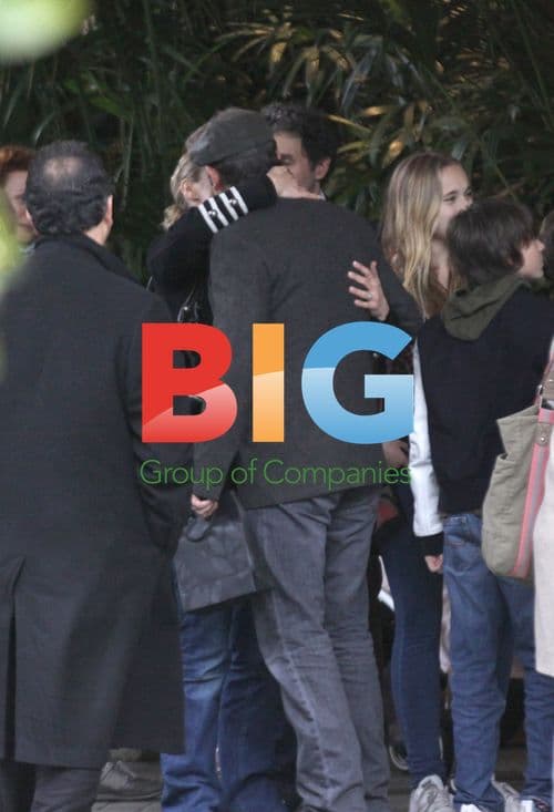 Jean Dujardin & family leave hotel