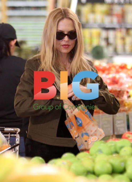 Rachel Zoe shopping at Whole Foods