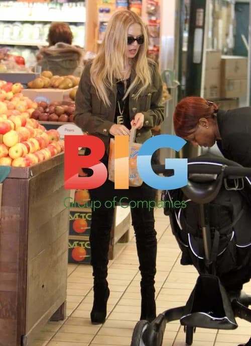 Rachel Zoe shopping at Whole Foods