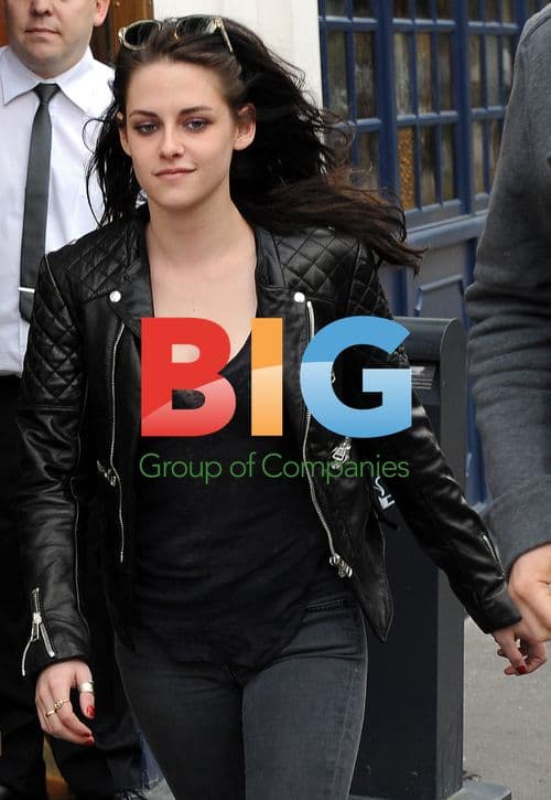 Kristen Stewart Leaving Paris Restaurant