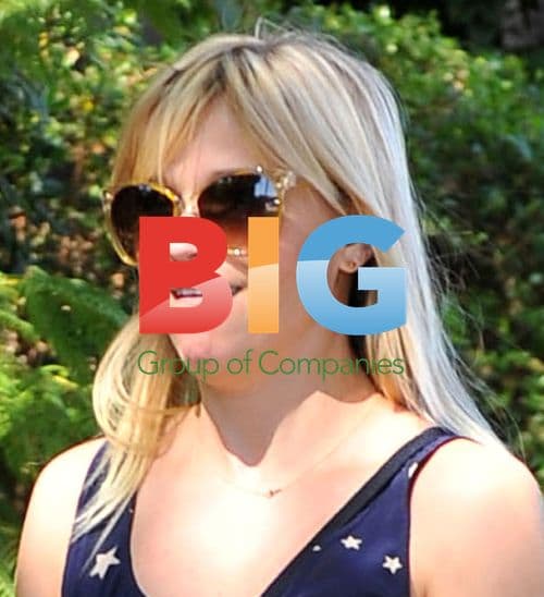 Reese Witherspoon picking up son from basketball game