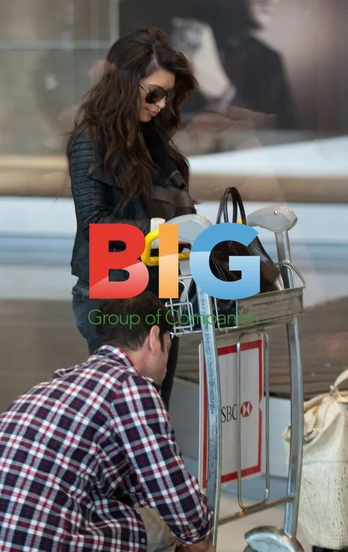 Kim Kardashian Arrives in Paris