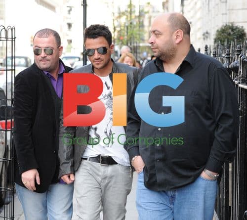 Peter Andre and Brothers Visit Hospital