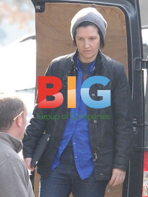 Singer Sharleen Spiteri chatting to builder in London