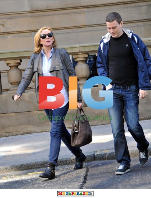 Kim Cattrall leaves Glasgow hotel with mystery man