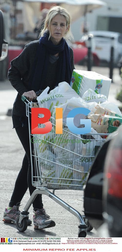 Ulrika Jonsson Struggles While Shopping