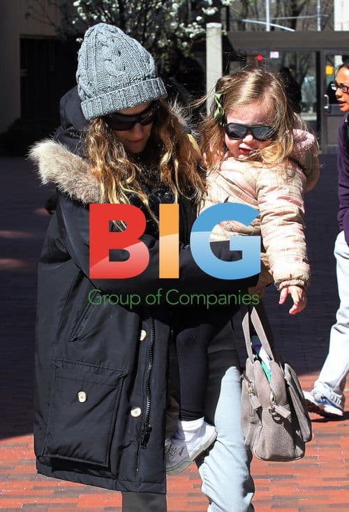 Sarah Jessica Parker Carries Daughter