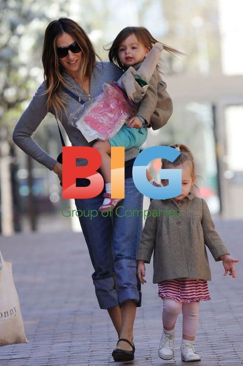 Sarah Jessica Parker picks up twins from school