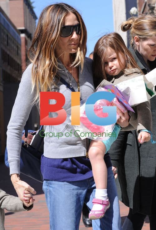 Sarah Jessica Parker Picks Up Twins From School