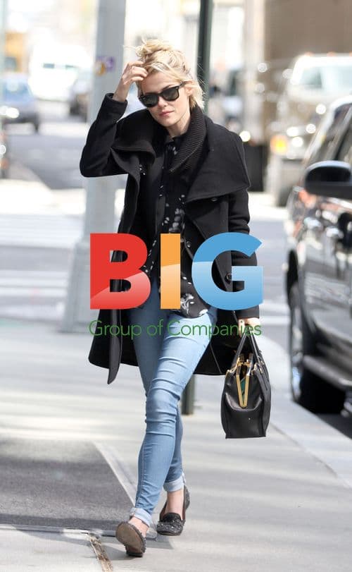 Rachael Taylor meets friend in Soho, NYC