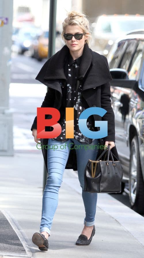 Rachael Taylor meets friend in Soho