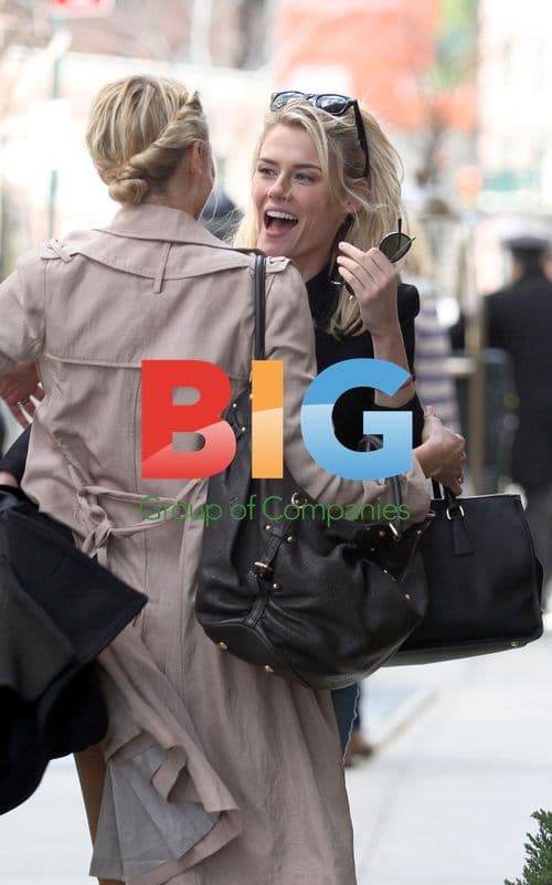 Rachael Taylor meeting friend in Soho, NYC