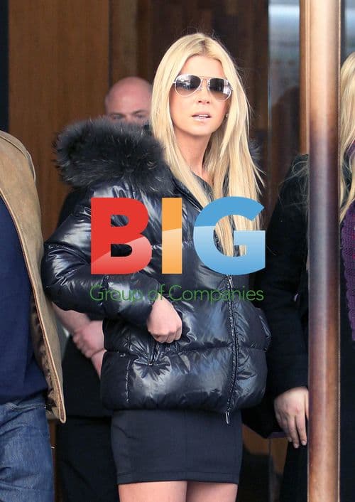 Tara Reid Signs Autographs in NYC