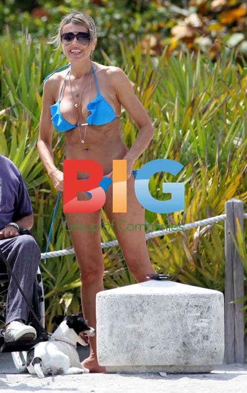 Rita Rusic chats with friend in Miami