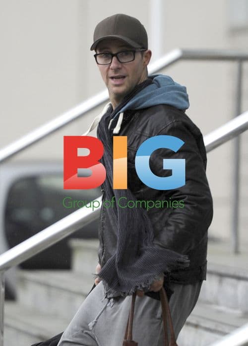 Steps Pop Band Leaves Hotel for Tour