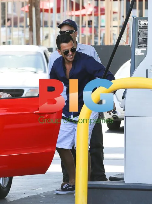 Peter Andre sightseeing and biking in Venice Beach