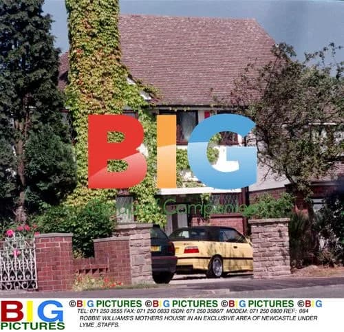 Robbie Williams Visits Mother's House