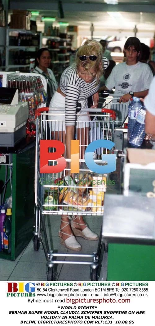 Claudia Schiffer Shopping in Palma de Malorca