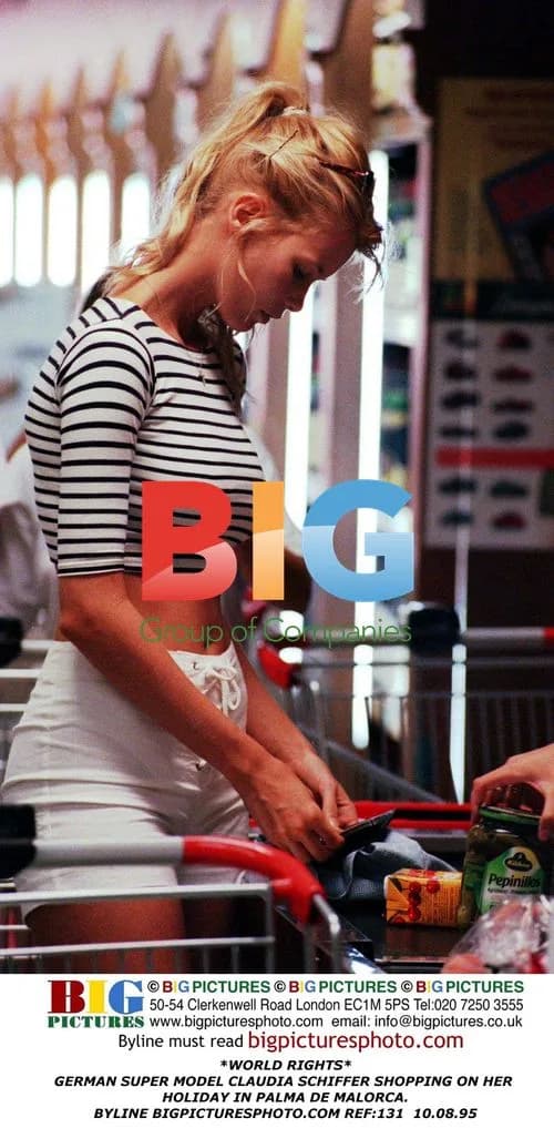 Claudia Schiffer Shopping in Palma de Malorca