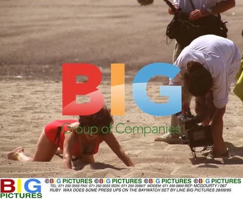 Ruby Wax does press ups on Baywatch set