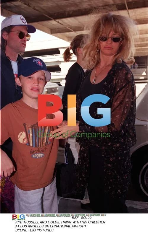 Kirt Russel and Goldie Hawn with Children at LA Airport