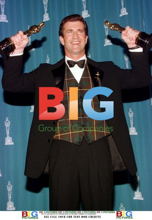 Mel Gibson Holds Oscars for 'Braveheart'